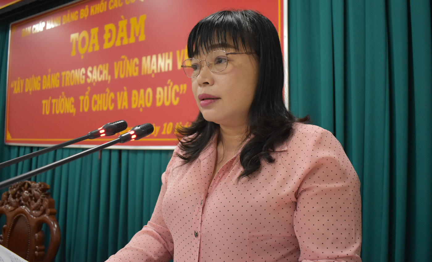 Bí thư Đảng uỷ Khối các cơ quan tỉnh Thái Ngọc Bảo Trâm phát biểu tại buổi Toạ đàm