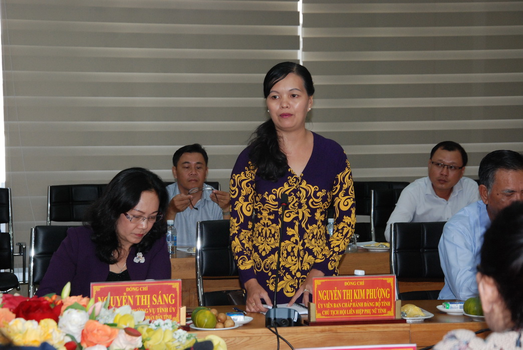 Chủ tịch Hội LHPN tỉnh giải thích, làm sáng tỏ những vấn đề về công tác vận động nhân dân của Hội LHPN tỉnh mà đoàn kiểm tra quan tâm