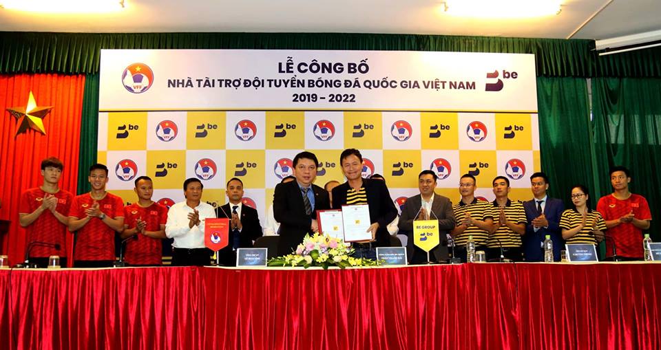 Ông Lê Hoài Anh (bên trái), Tổng thư ký liên đoàn Bóng đá Việt Nam ký biên bản tài trợ đội tuyển Việt Nam với đại diện Be Group