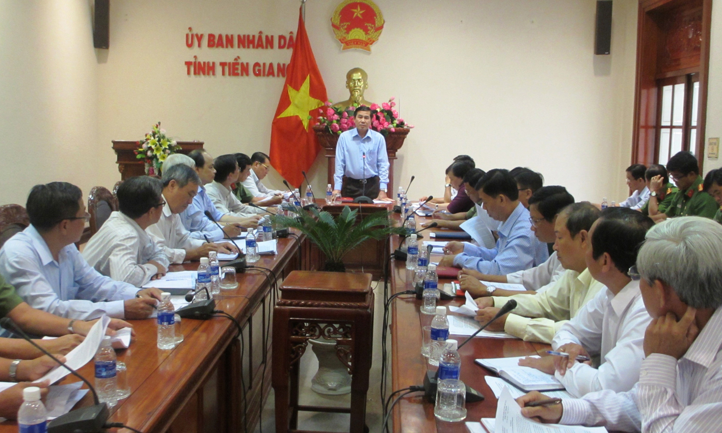 Đồng chí Lê Văn Hưởng phát biểu tại buổi họp báo giải quyết khiếu nại liên quan đến Dự án  nâng cấp, mở rộng QL1A.