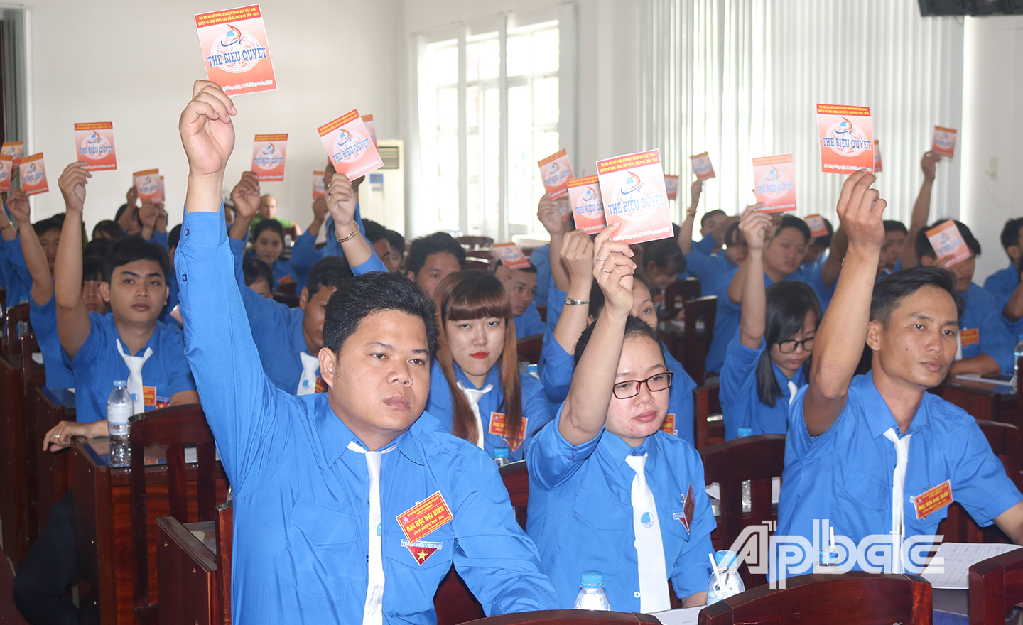 Các đại biểu biểu quyết thống nhất hiệp thương Ủy ban Hội LHTN huyện Gò Công Đông nhiệm kỳ 2019 - 2024.