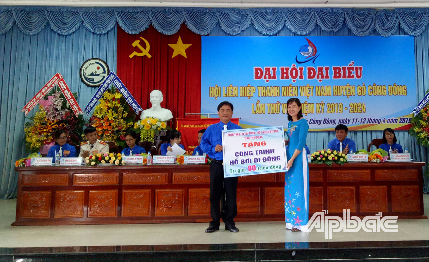 Chị Nguyễn Thị Mỹ Nương, Phó Bí thư Tỉnh đoàn, Chủ tịch Ủy ban Hội LHTN tỉnh trao tặng công trình hồ bơi di động cho Ủy ban Hội LHTN huyện Gò Công Đông.