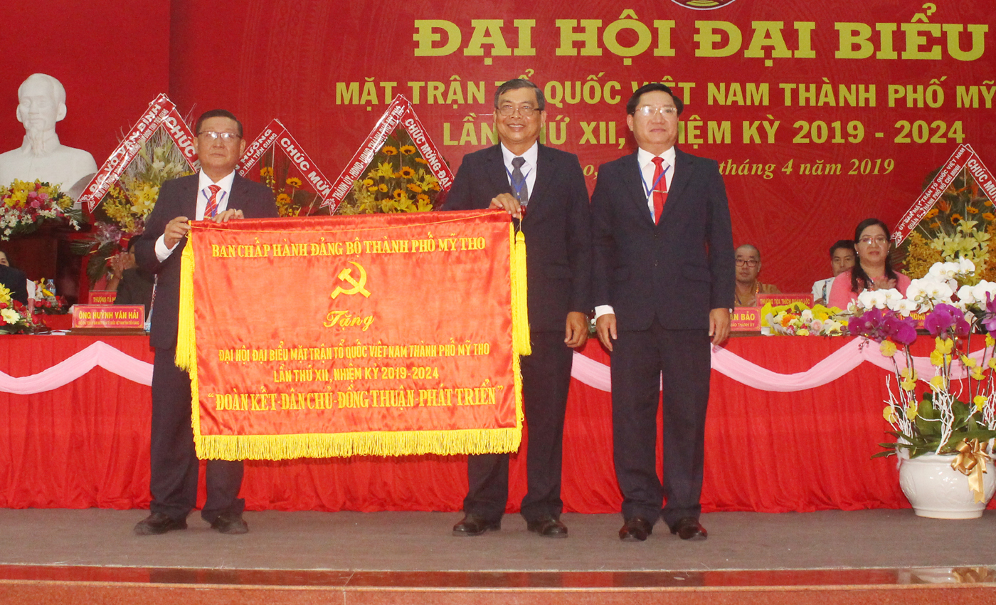 Bí thư Thành uỷ Mỹ Tho Đặng Thanh Liêm trao tặng bức trướng cho Uỷ ban MTTTQ Việt Nam TP. Mỹ Tho
