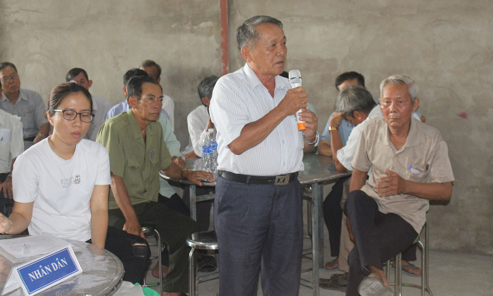 Người dân phát biểu ý kiến.