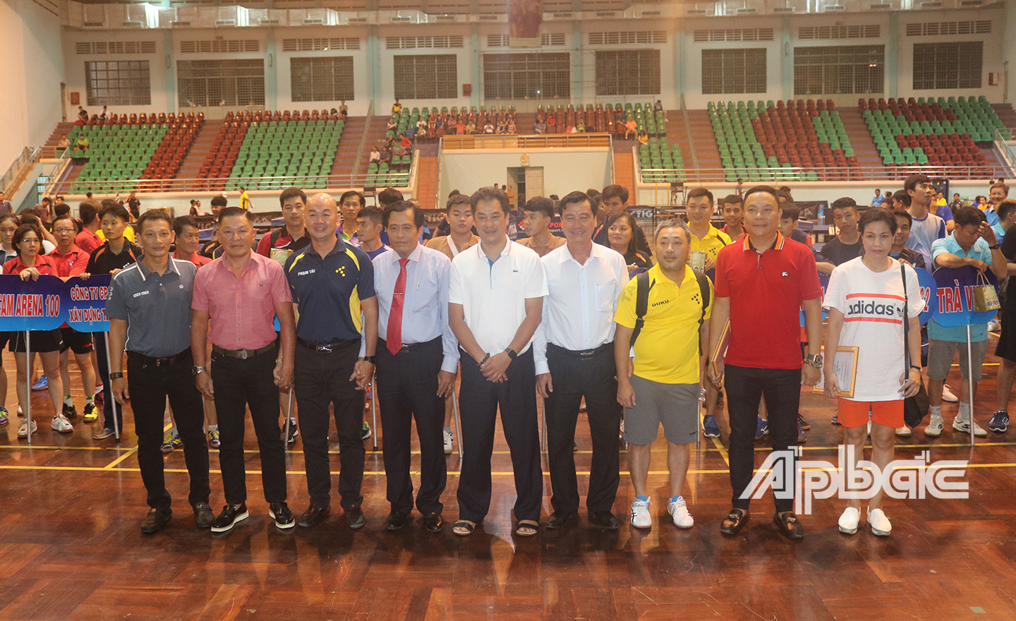 Ban tổ chức Giải Bóng bàn Tiền Giang mở rộng lần thứ VI chụp ảnh lưu niệm cùng nhà tài trợ và các vận động viên tham dự giải.