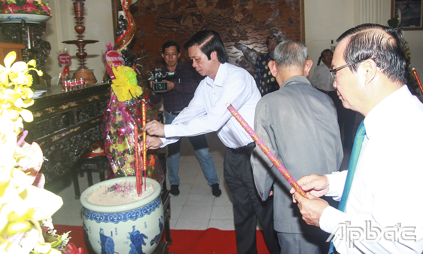 Các đồng chí lãnh đạo và nguyên lãnh đạo tỉnh dâng hương tưởng nhớ công ơn các vua Hùng.
