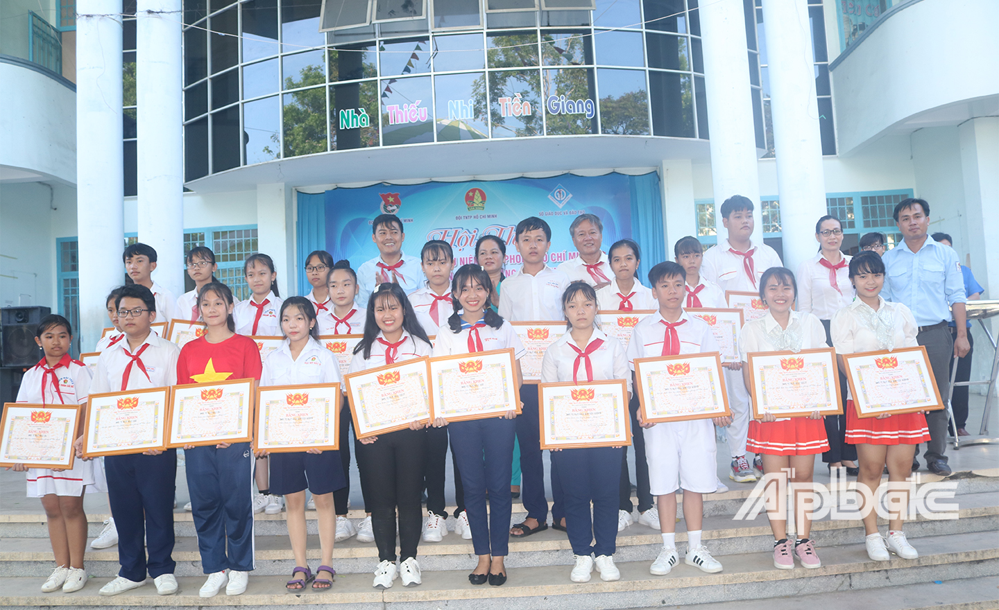 Ban Tổ chức chụp ảnh lưu niệm cùng với các đơn vị tham dự.