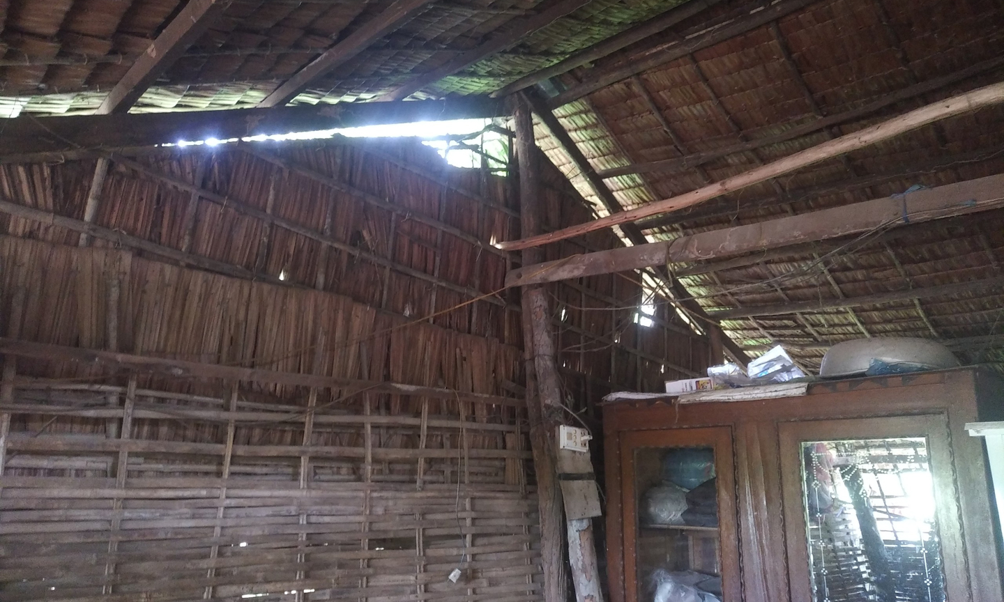 Căn nhà xiêu vẹo được căn dây 4 phía.