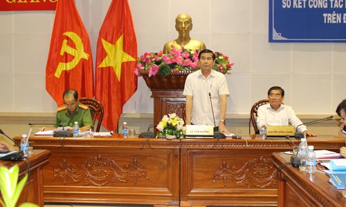 Chủ tịch UBND tỉnh Lê Văn Hưởng phát biểu ý kiến.