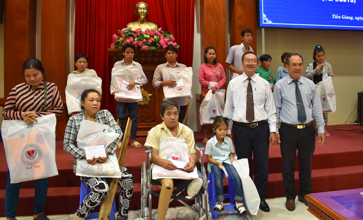 Tặng quà cho NKT 