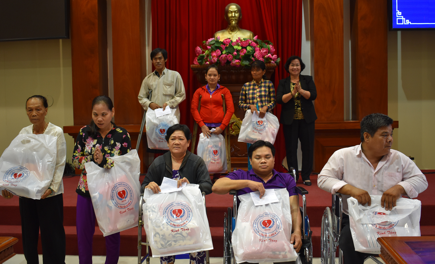 Tặng quà cho NKT 