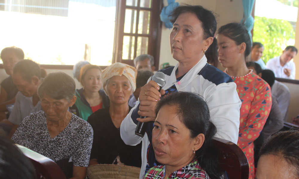 Người dân xã Phú Đông, huyện Tân Phú Đông phát biểu ý kiến.
