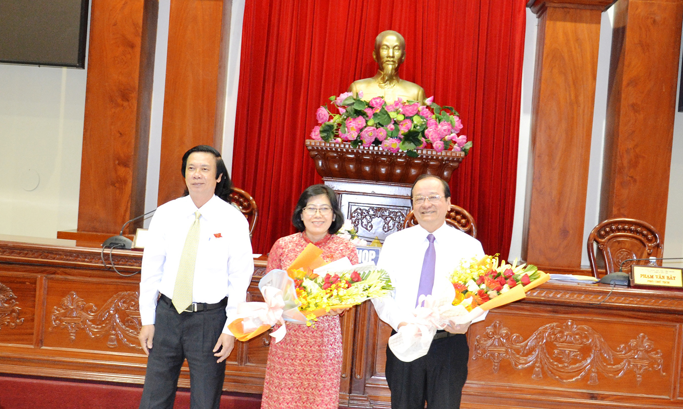 Đồng chí Nguyễn Văn Danh tặng hoa chúc mừng các đồng chí vừa được miễn nhiệm tại kỳ họp