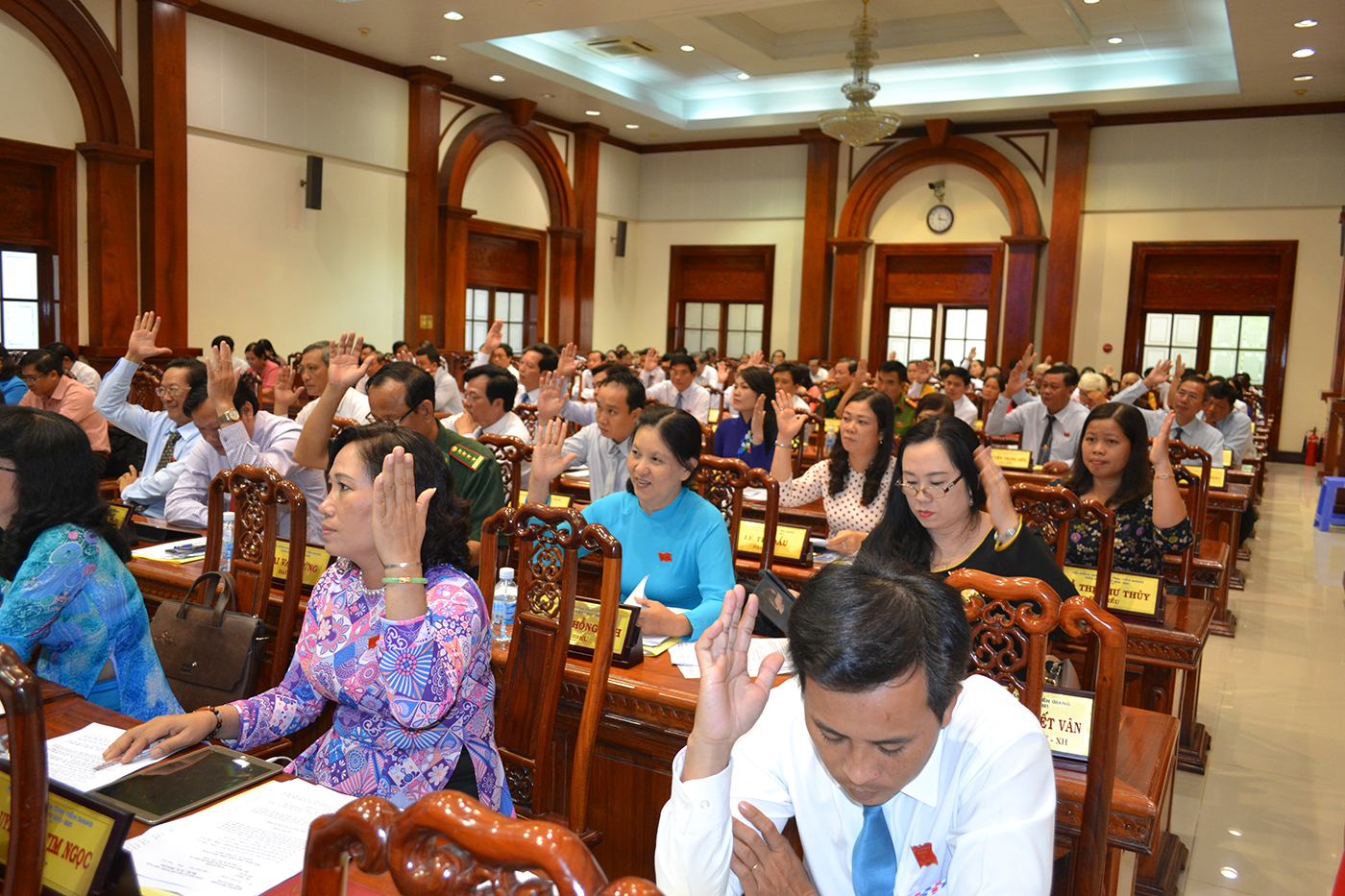 Đại biểu biểu quyết thông qua các nghi quyết tại kỳ họp