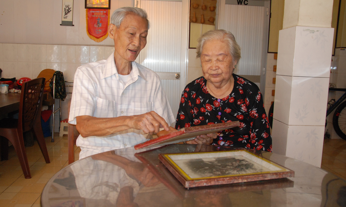 Đồng chí Nguyễn Kha giới thiệu hình ảnh ngày tham gia kháng chiến chống Pháp. 