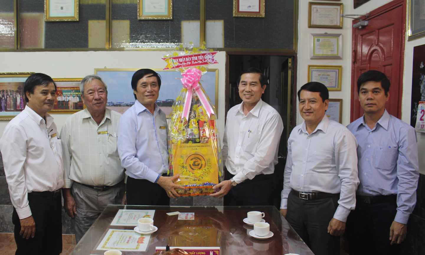 Chủ tịch UBND tỉnh Lê Văn Hưởng đến thăm HTX Rạch Gầm.                                          Ảnh: Minh Thành