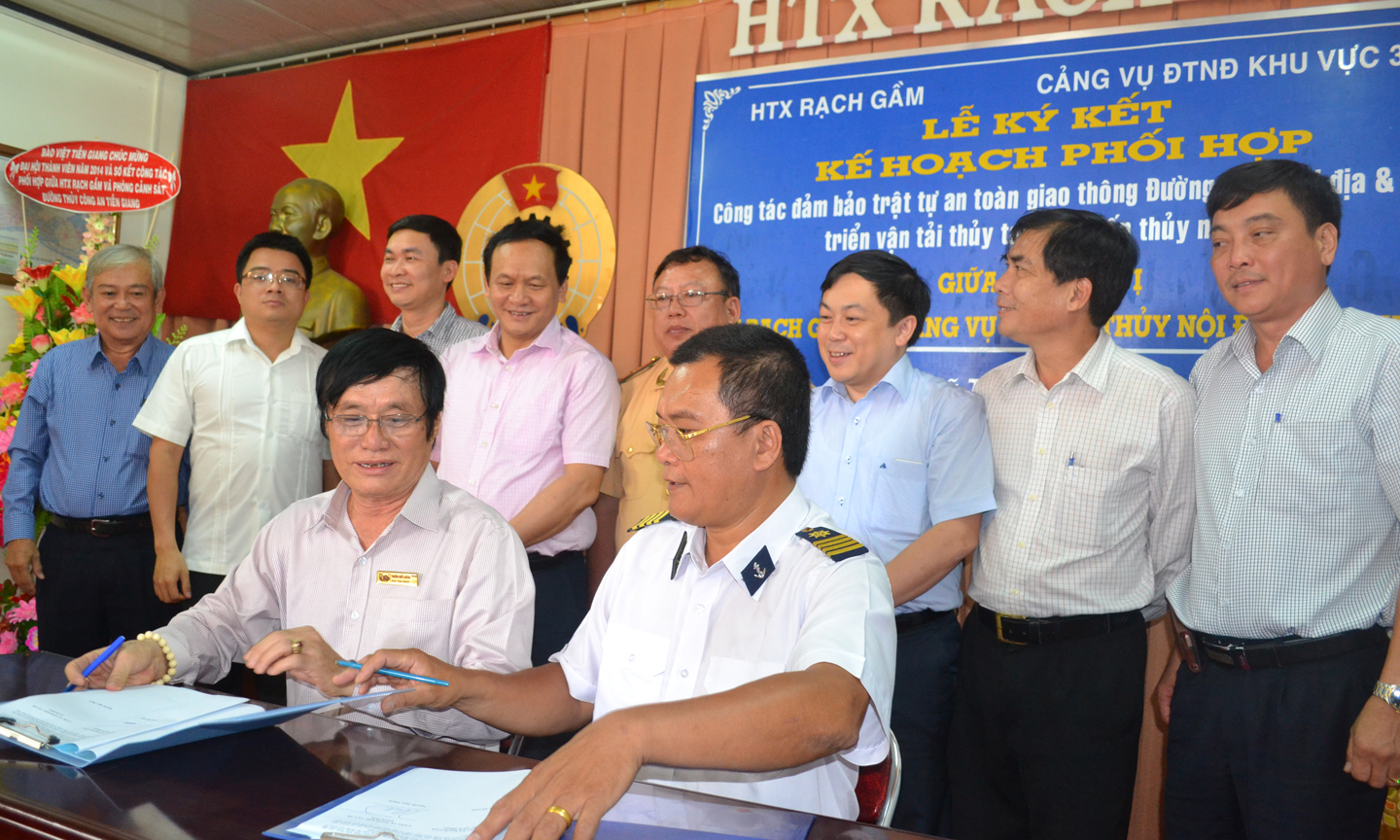 Chủ tịch UBND tỉnh Lê Văn Hưởng đến thăm HTX Rạch Gầm.                                          Ảnh: MINH THÀNH