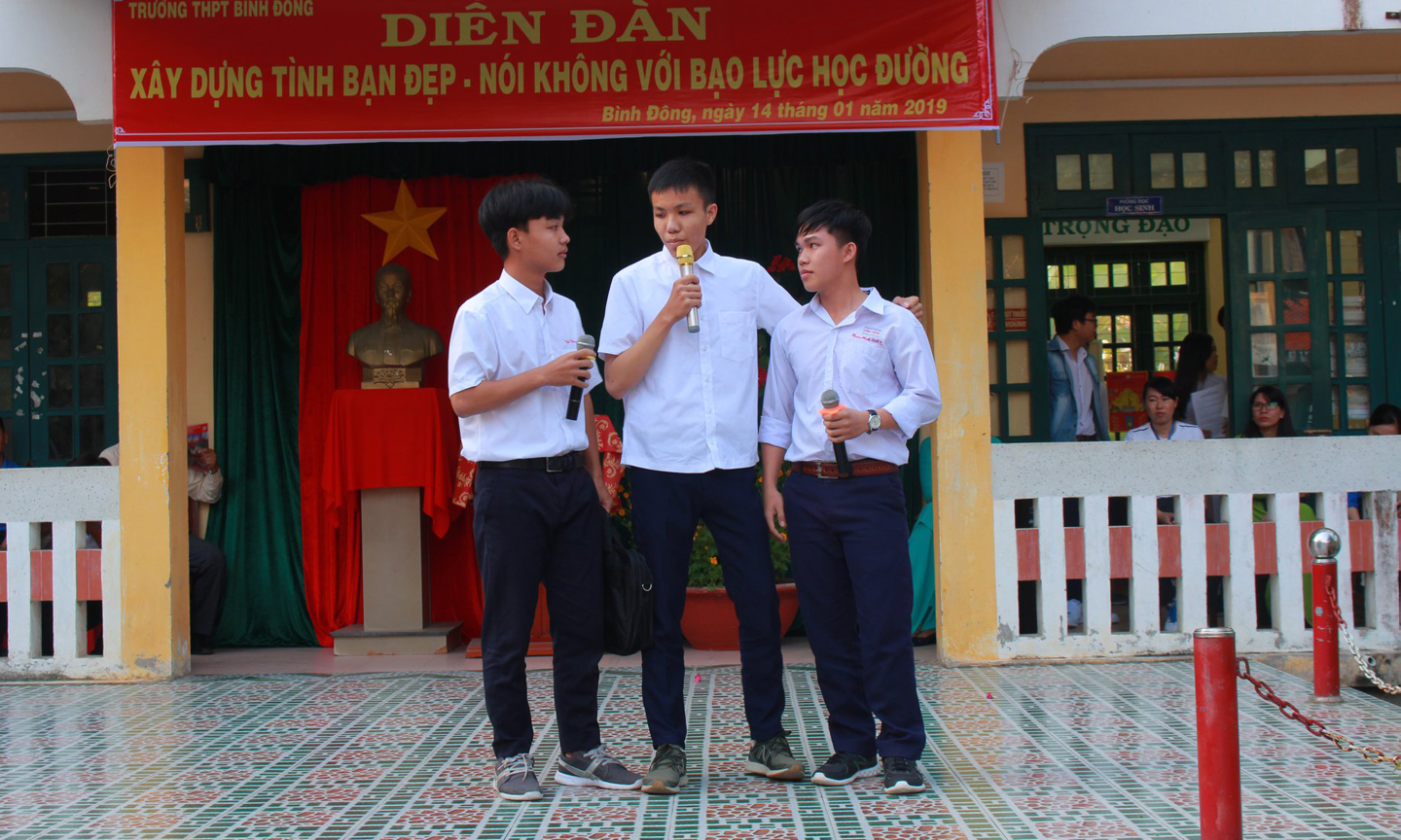 Trường THPT Bình Đông (TX. Gò Công) tổ chức Diễn đàn “Xây dựng tình bạn đẹp - Nói không với BLHĐ” dành cho học sinh. 