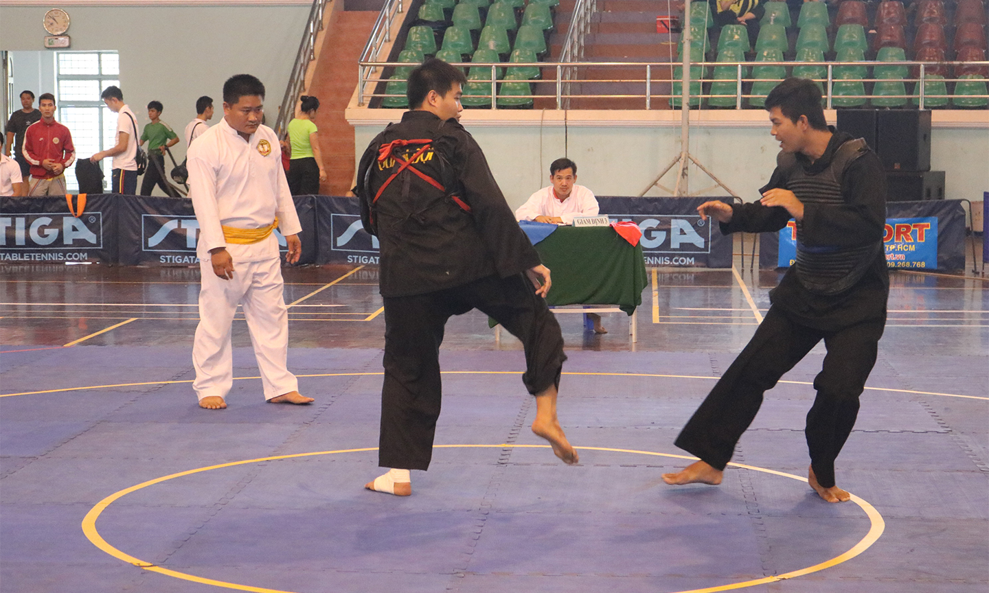 VĐV Mạch Quốc Hưng (bìa phải) là một trong những VĐV chủ lực của Đội Pencak Silat Tiền Giang.