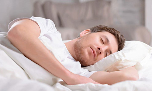 Đặt một thau đá nhỏ trước quạt, hơi đá tỏa khắp phòng làm mát và dễ ngủ.