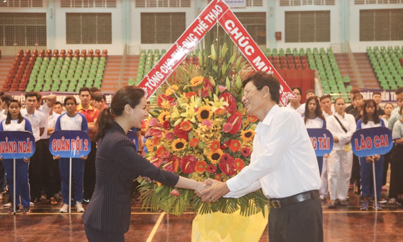 Bà Từ Thị Lê Na, Trưởng bộ môn Pencak Silat - Tổng Cục TDTT tặng hoa chúc mừng.