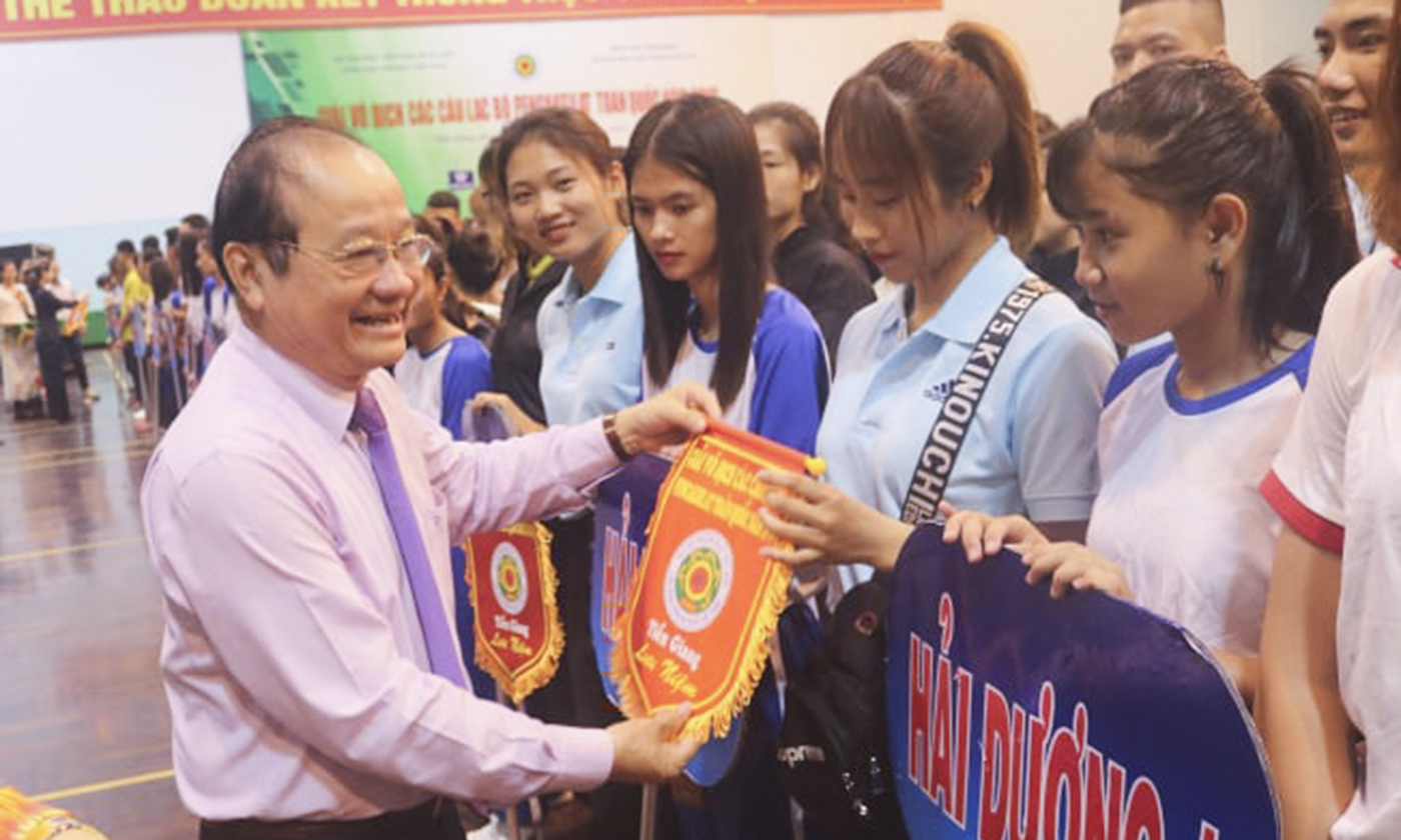 BTC tặng cờ lưu niệm cho các đội tham gia.