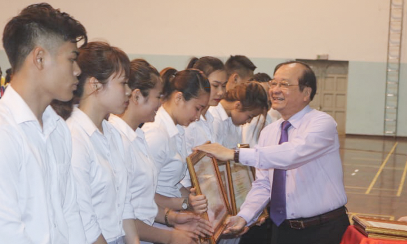 Nguyên Phó Chủ tịch UBND tỉnh Trần Thanh Đức trao Huân chương Lao động hạng Ba và Bằng khen của Thủ tướng Chính phủ đến các huấn luyện viên, VĐV có thành tích xuất sắc tại ASIAD 2018.