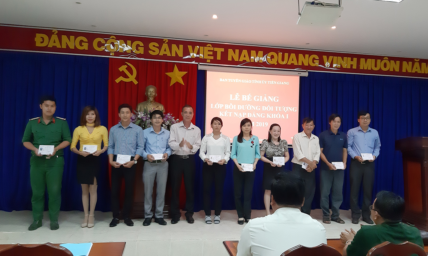 Các học viên nhận giấy chứng nhận tại buổi lễ