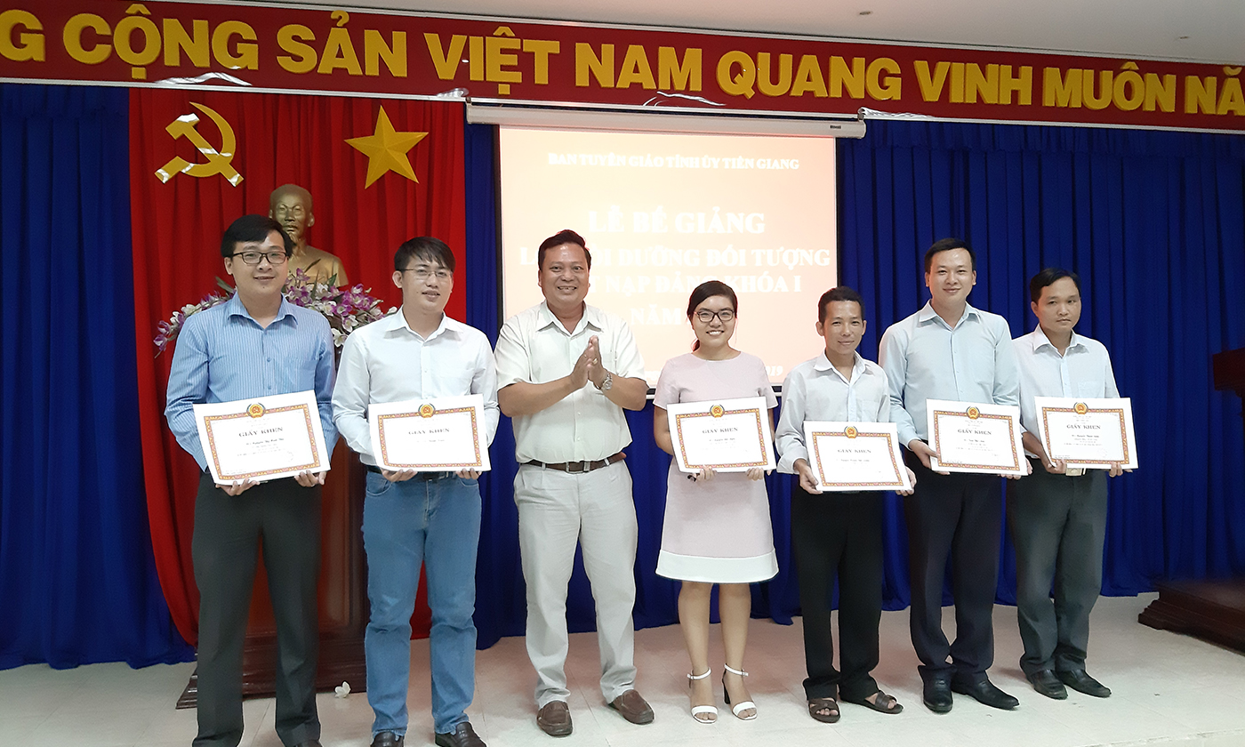 Đồng chí Võ Văn Dũng trao giấy khen cho các học viên