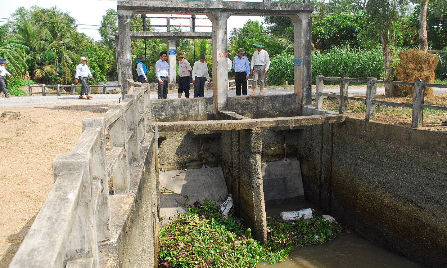 Hệ thống đập được Nhà nước đầu tư khá hiện đại đã giúp ngăn mặn, trữ ngọt hiệu quả.