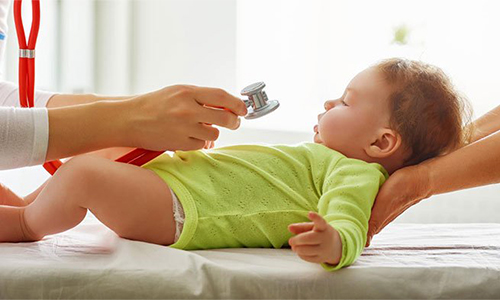 Các bệnh lý tiêu hóa, hô hấp dễ xảy ra với trẻ trong thời tiết nắng nóng kéo dài. (Ảnh minh họa). 