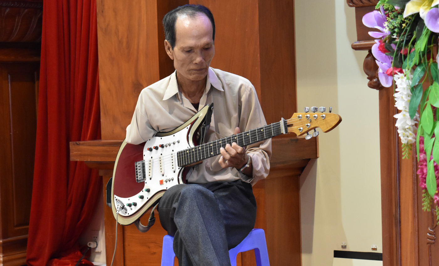 Ông Thái Văn Hai chơi đàn một tay