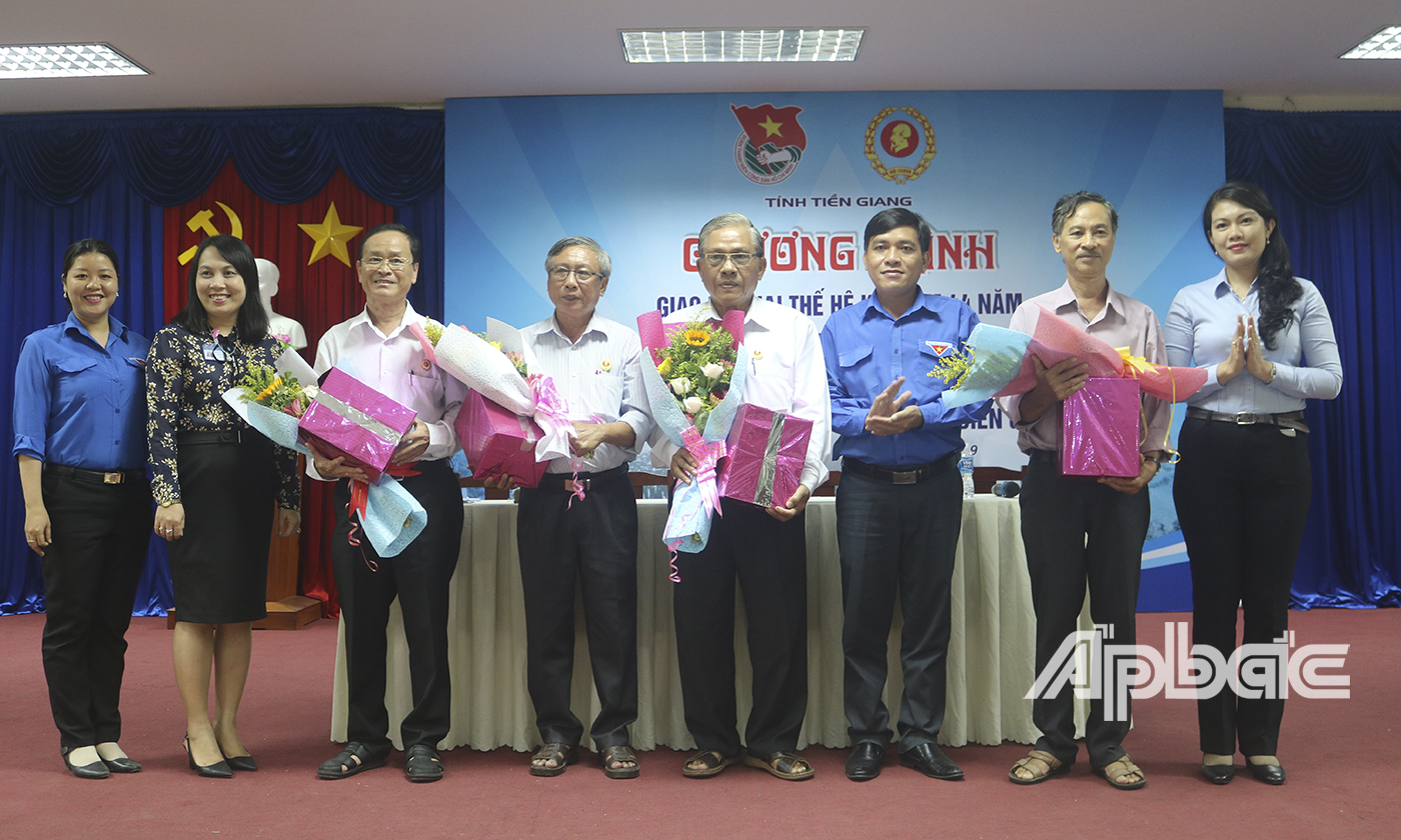Các đại biểu chụp ảnh lưu niệm.