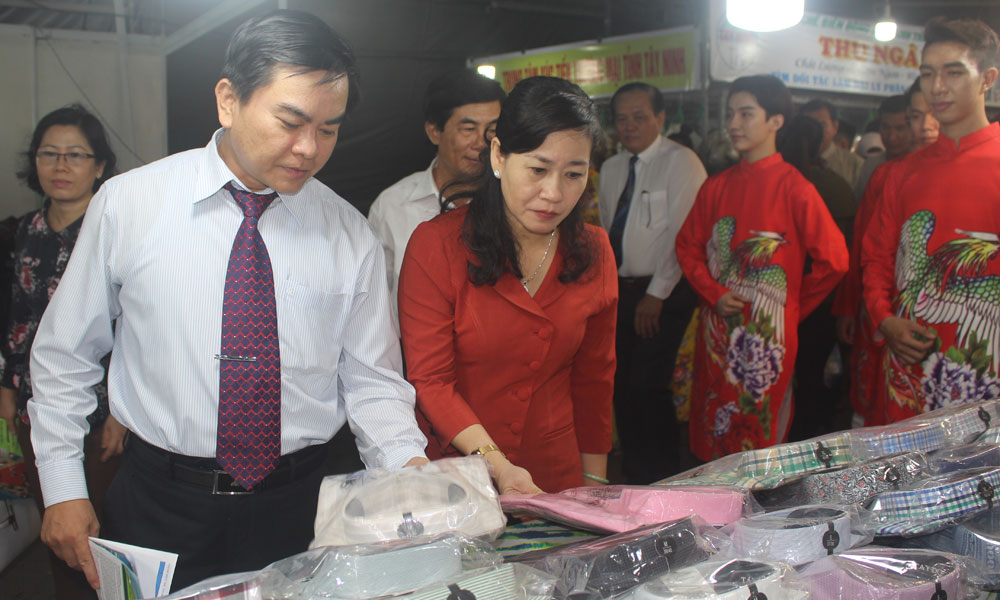 Lãnh đạo tỉnh tham quan các gian hàng tại hội chợ.