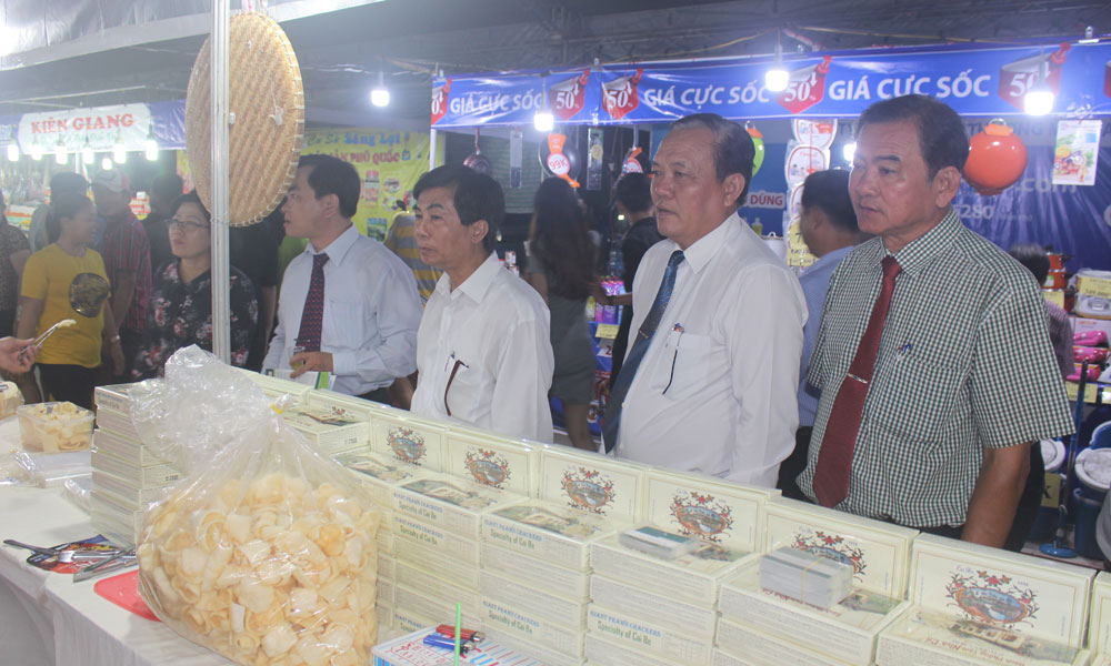 Lãnh đạo tỉnh tham quan các gian hàng tại hội chợ.