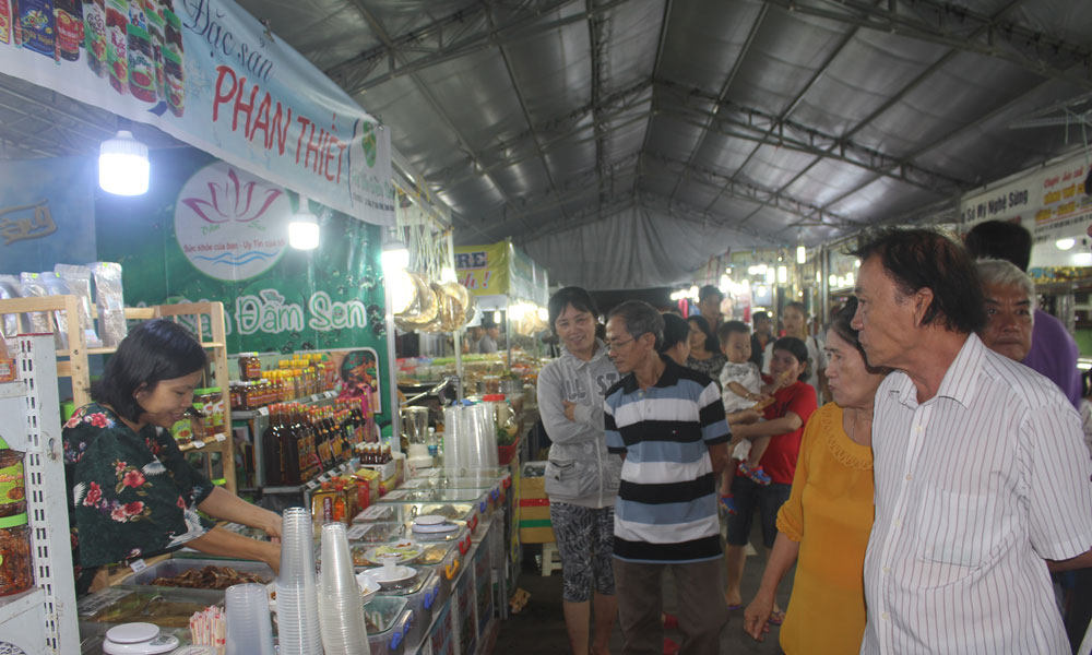 Người dân tham quan, mua sắm tại hội chợ.