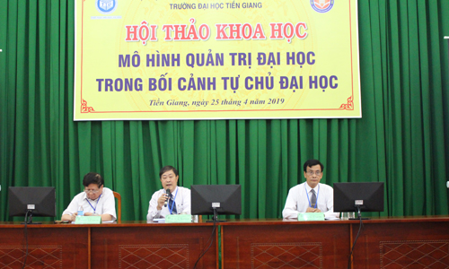 Chủ trì hội thảo. 