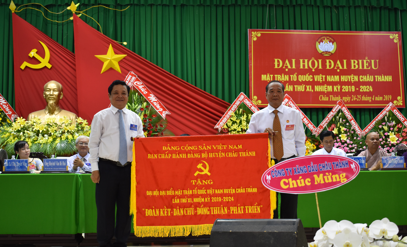 Bí thư huyện uỷ Châu Thành trao tặng bức trướng cho Uỷ ban MTTTQ Việt Nam huyện