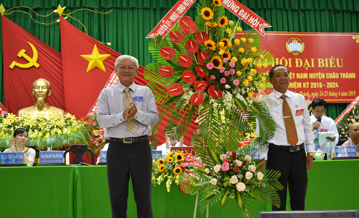 Huyện uỷ, UBND huyện tặng hoa chúc mừng Đại hội