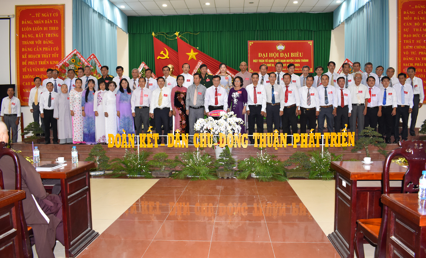 Uỷ viên Uỷ ban MTTQ Việt Nam huyện Châu Thành nhiệm kỳ mới ra mắt