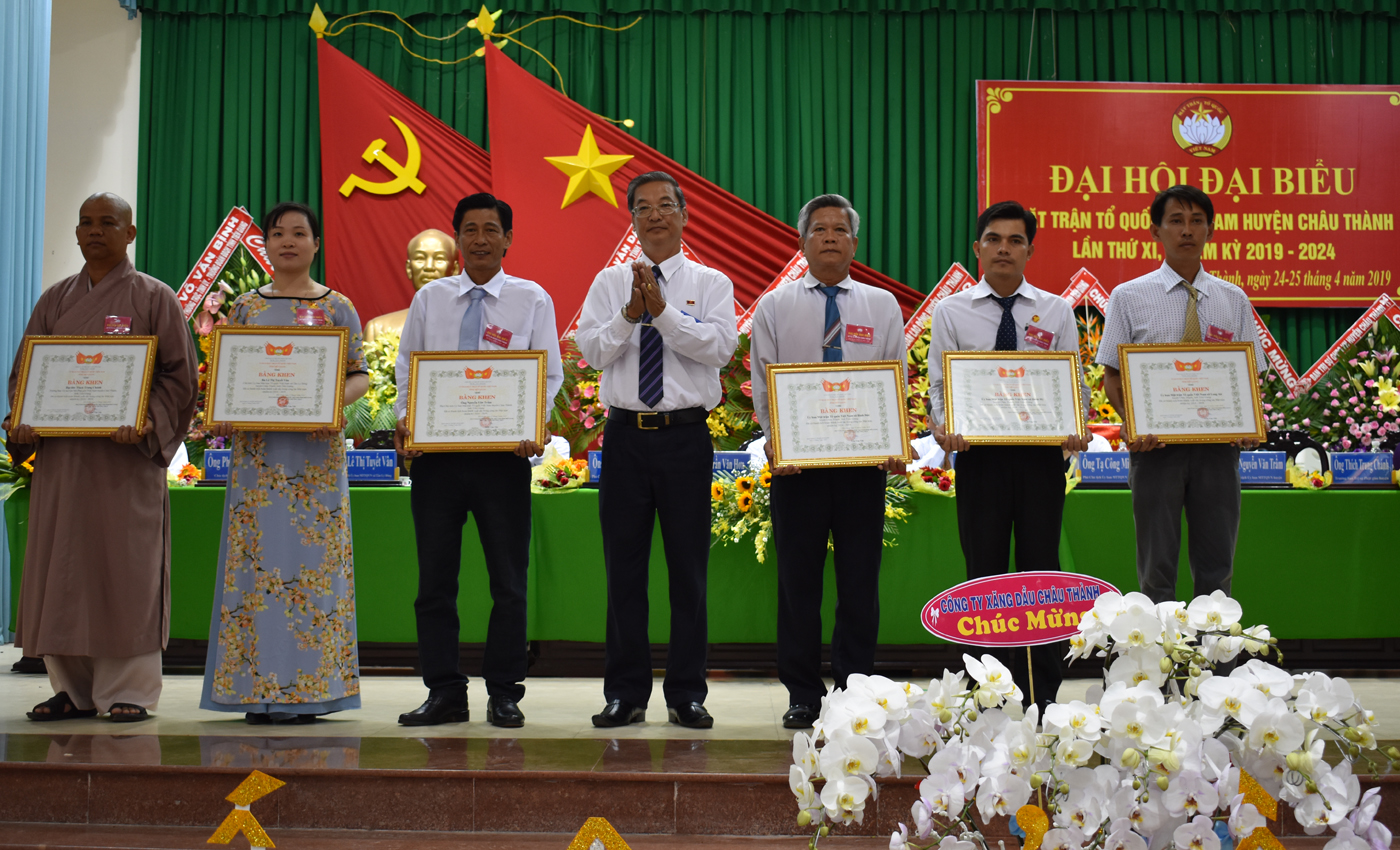 Uỷ ban MTTQ tỉnh tặng cờ và bằng khen cho các tập thể, cá nhân