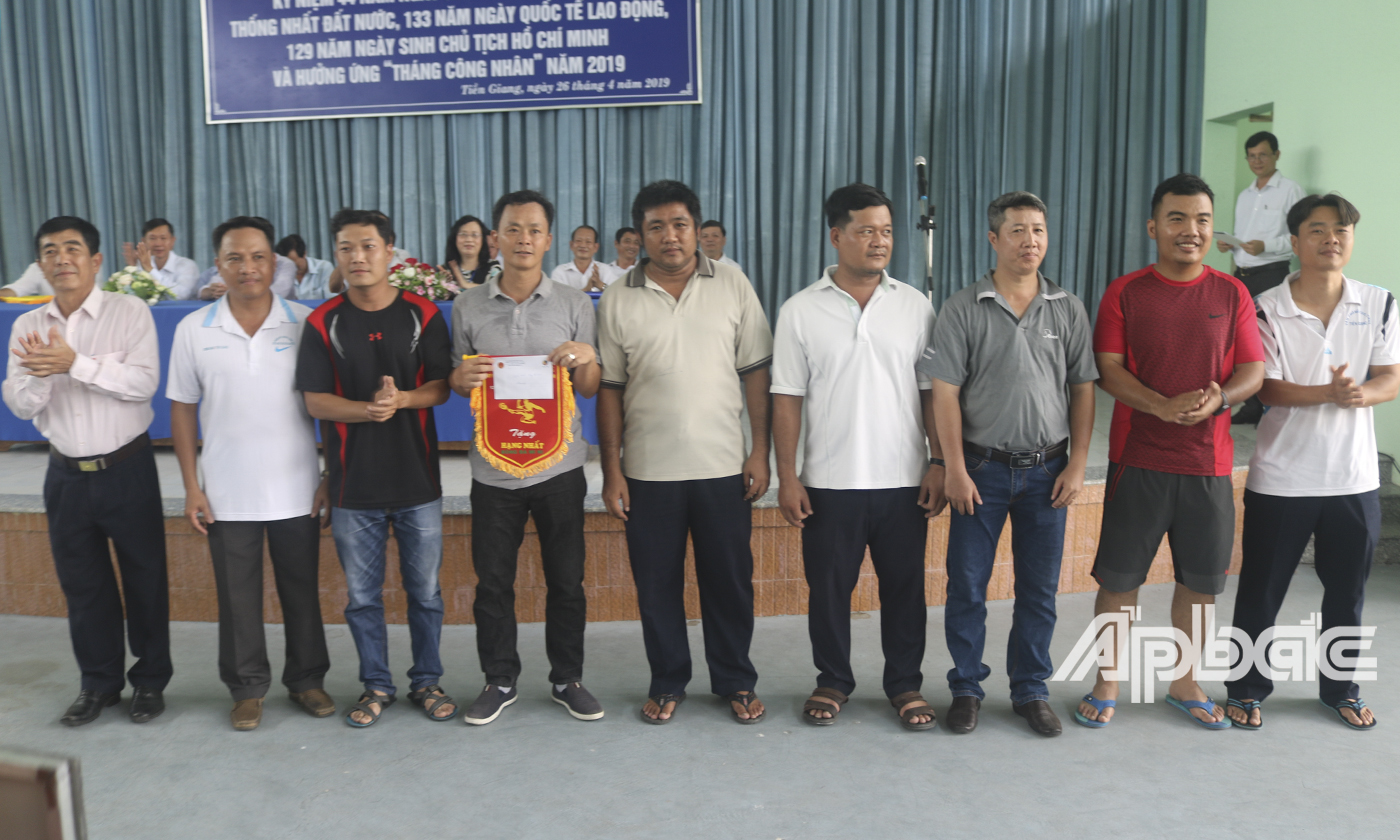 Đội Văn phòng Cục Thuế tỉnh đoạt giải Nhất môn bóng đá mini.