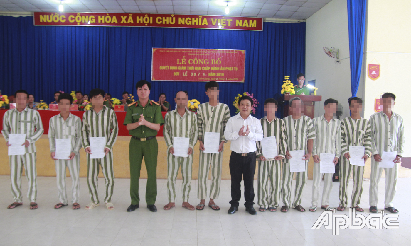Trao quyết định giảm hết thời hạn phạt tù cho các phạm nhân.