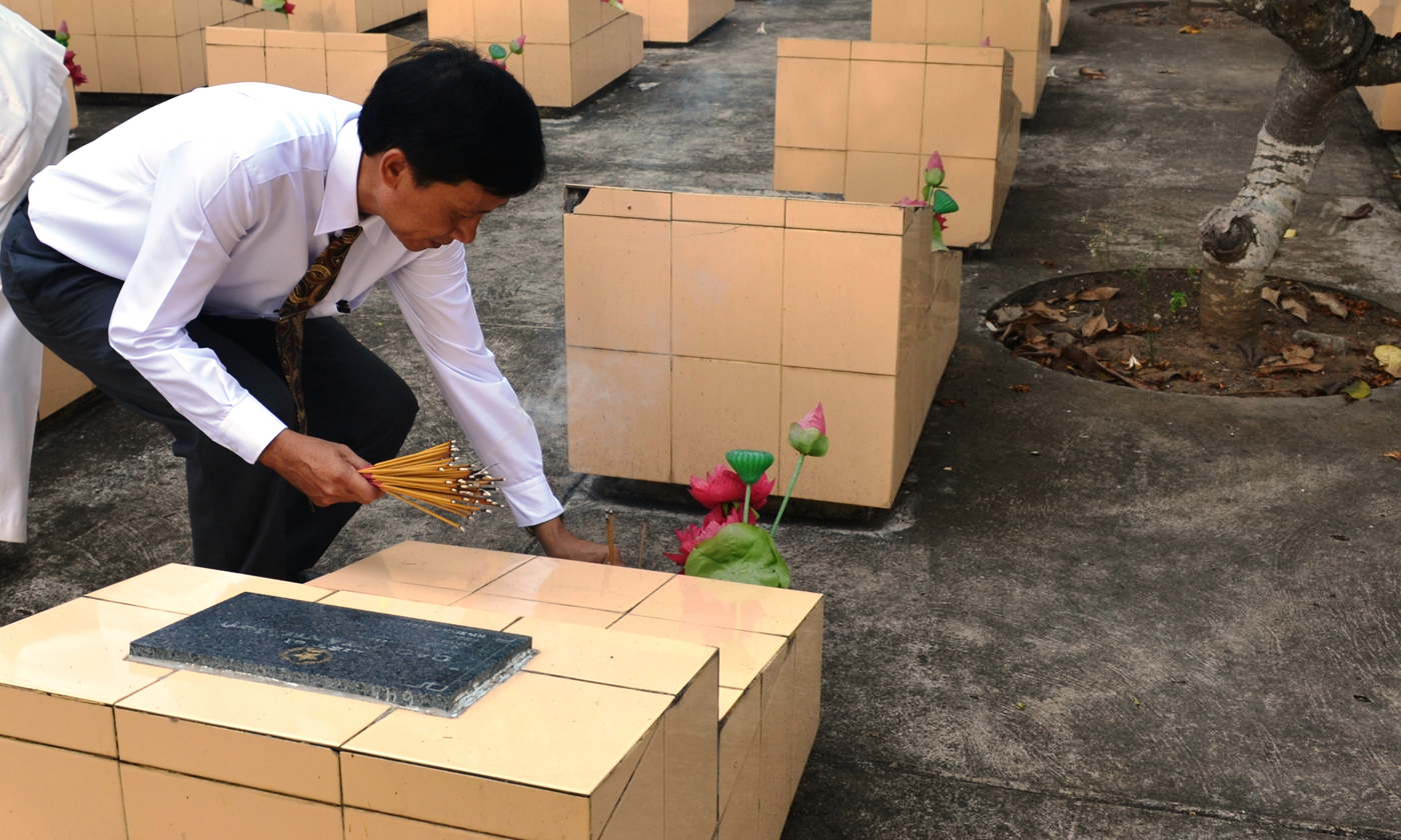Lãnh đạo huyện thấp hương tại các mộ phần anh hùng liệt sĩ