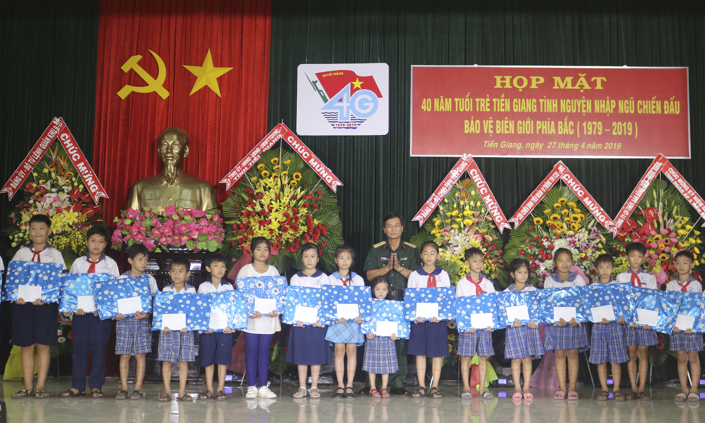 Thiếu tướng Đoàn Thanh Xuân tặng quà cho các học sinh, sinh viên, thanh niên có hoàn cảnh khó khăn.