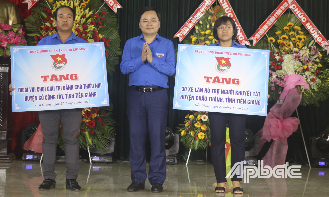 anh Nguyễn Anh Tuấn trao bảng tượng trưng các công trình cho Huyện đoàn Gò Công Tây và Huyện đoàn Châu Thành.