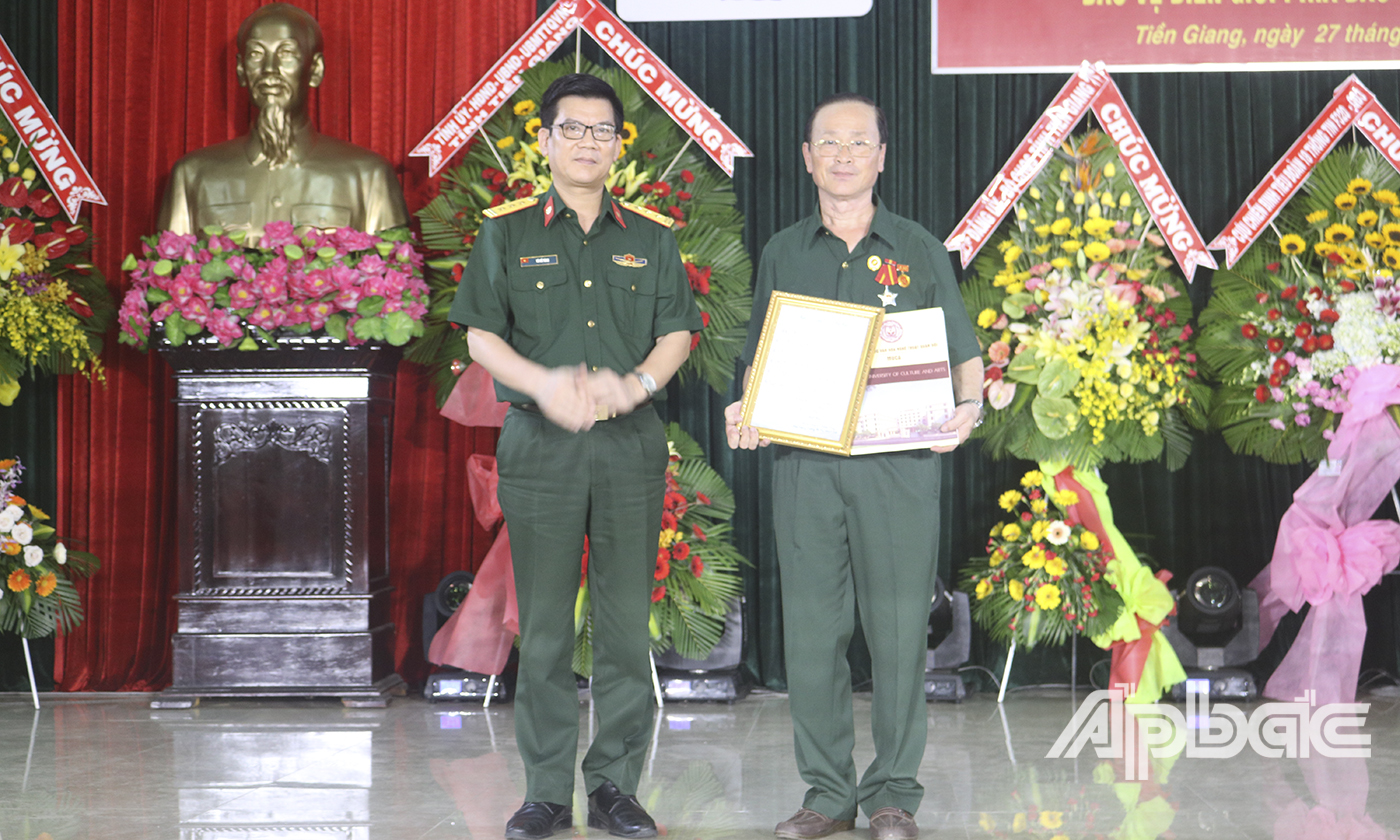 Đại diện Trường Đại học Văn hóa - Nghệ thuật trao bài hát 
