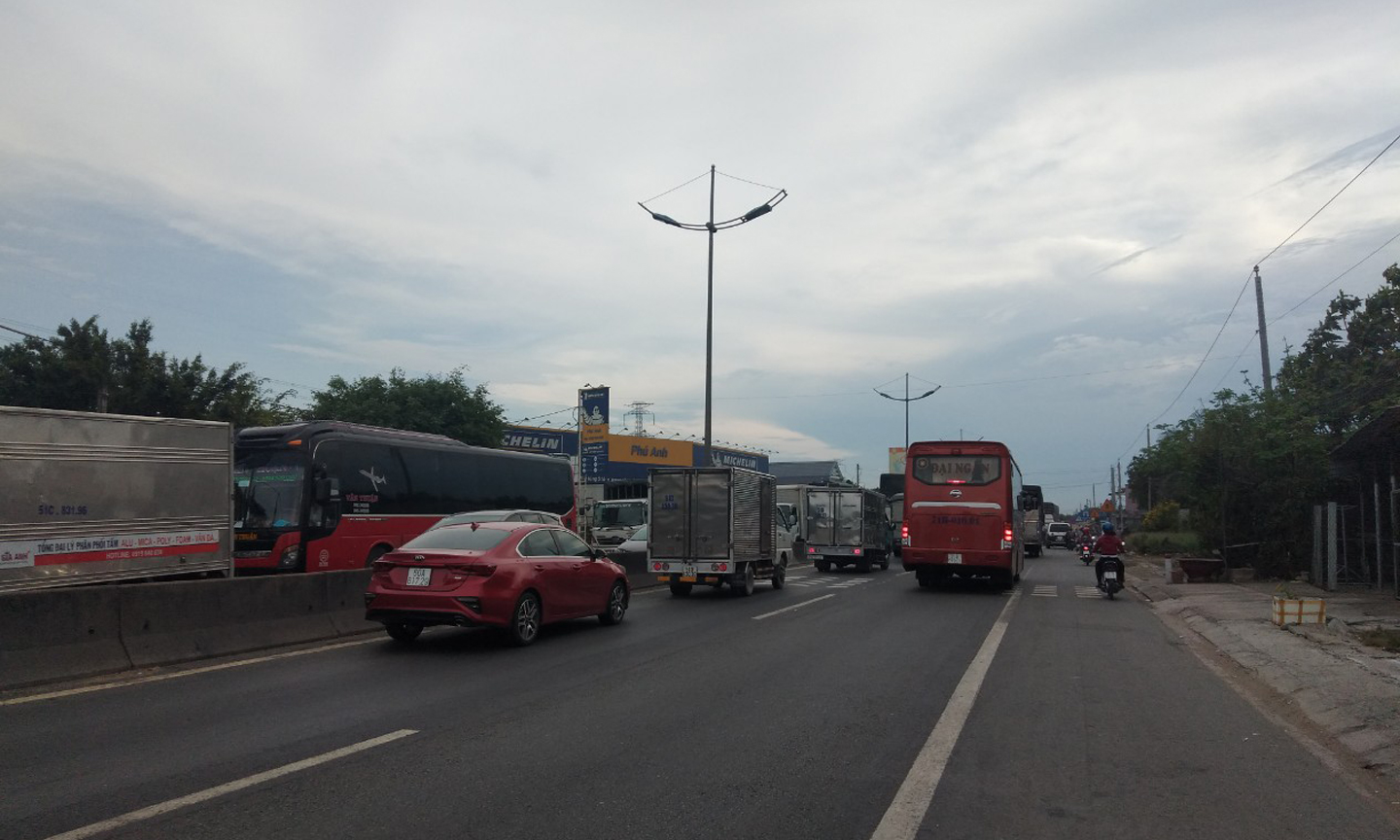 Quốc lộ 1A đoạn cầu Rượu.
