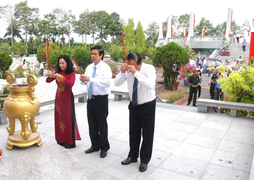 Lãnh đạo tỉnh dâng hương anh hùng liệt sĩ