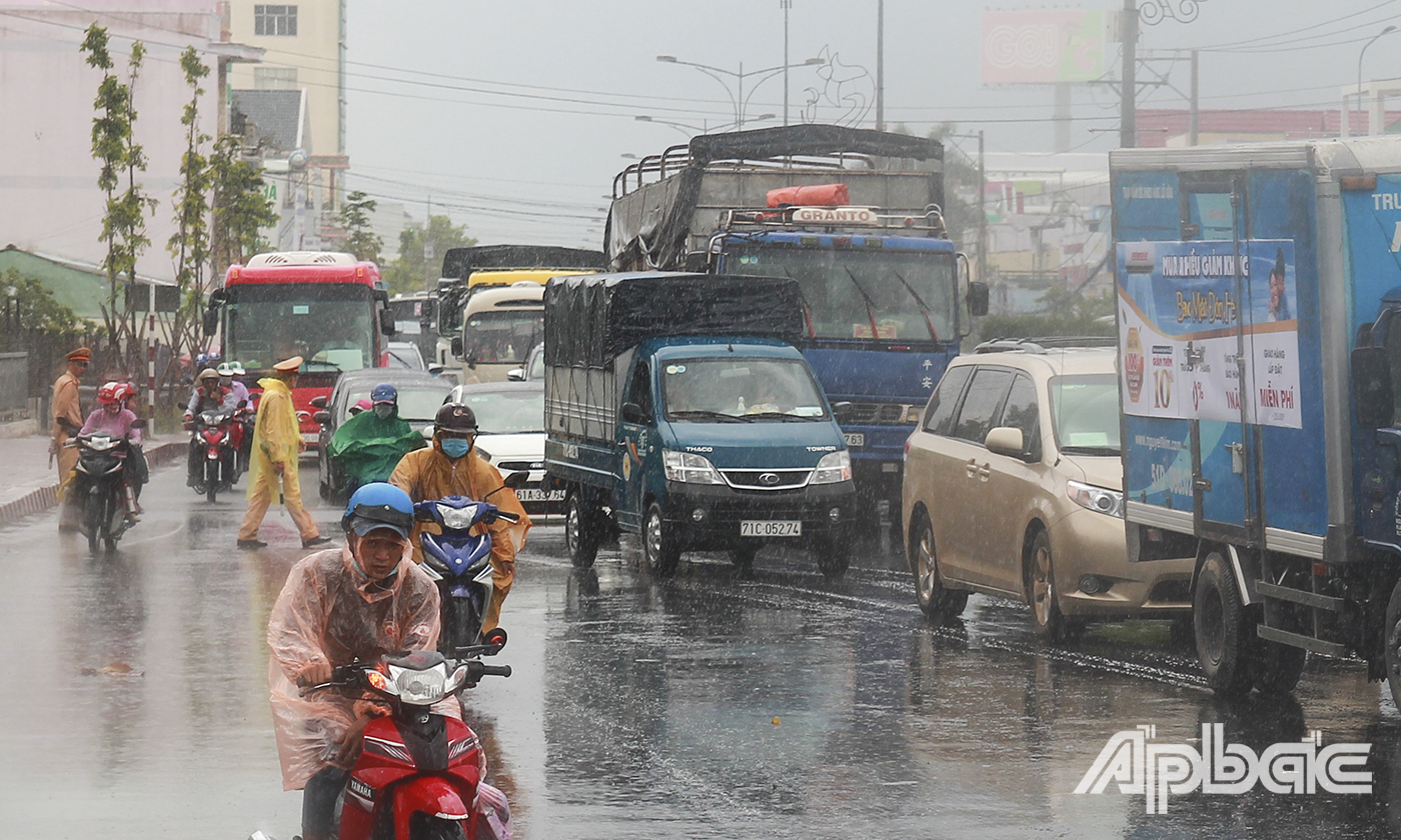 Người dân rất vất vả  về quê dưới cơn mưa. 
